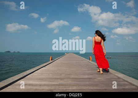 Frau am Pier, Taling Ngam Beach, Ko Samui, Thailand Stockfoto