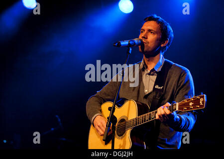 Britischer Sänger und Songwriter Gus MacGregor live auf der Schueuer-Konzerthalle, Luzern, Schweiz Stockfoto