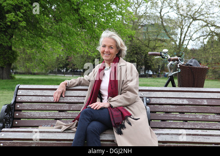 Ältere Frau sitzen auf der Parkbank, Porträt Stockfoto