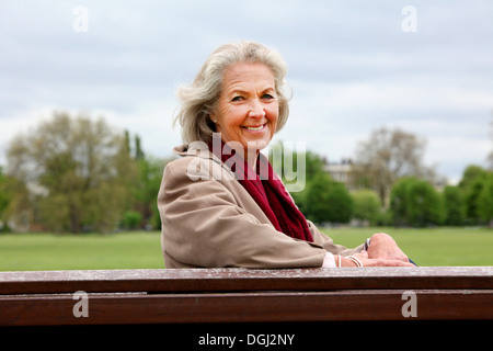 Ältere Frau sitzen auf der Parkbank, Porträt Stockfoto