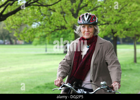 Ältere Frau mit Fahrrad im Park, Porträt Stockfoto