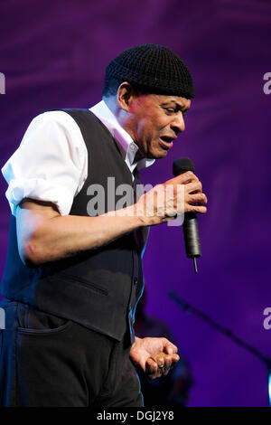 Al Jarreau, Leben der US amerikanischen Jazz, Pop und Rhythm And Blues-Sänger und Songwriter auf das Blue Balls Festival im Konzert Stockfoto