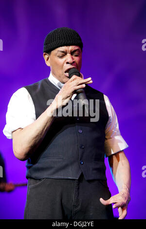 Al Jarreau, Leben der US amerikanischen Jazz, Pop und Rhythm And Blues-Sänger und Songwriter auf das Blue Balls Festival im Konzert Stockfoto