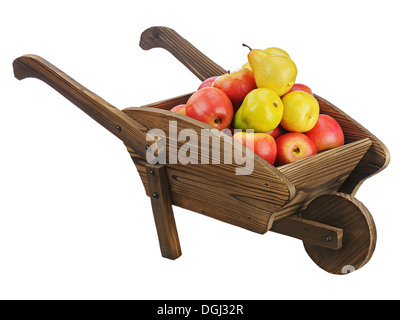 Rote Äpfel und Birnen auf hölzernen Schubkarre isoliert auf weißem Hintergrund. Closeup. Stockfoto