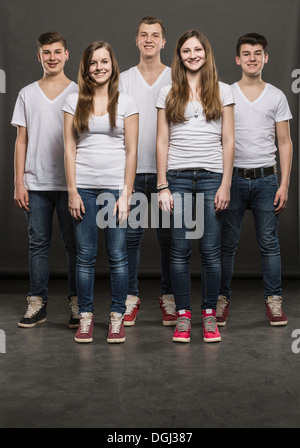 Fünf Jugendliche stehen in einer Gruppe