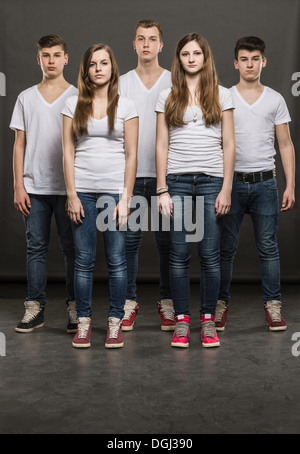 Fünf Jugendliche stehen in einer Gruppe