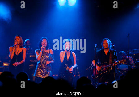 Ganes, Leben die backup-Sänger Hubert von Goisern mit der deutschen Kultband BAP live in der Schueuer Halle, Luzern Stockfoto