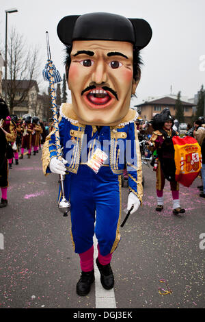 Guggenmusik Bacchus Littau Musikgruppe gekleidet mit dem Thema des Toreros während der Karnevalszug, Littau, Luzern Stockfoto