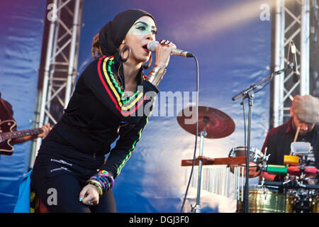 Natalie Pa'apa'a, Sänger und vorne Frau von der australischen Wurzeln und Seele Band Blue King Brown, die live im Blue Stockfoto