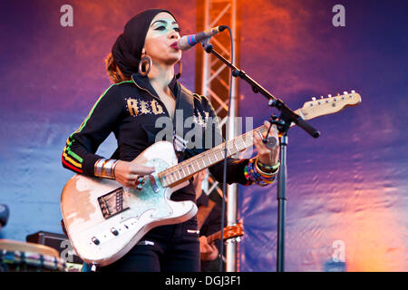 Natalie Pa'apa'a, Sänger und vorne Frau von der australischen Wurzeln und Seele Band Blue King Brown, die live im Blue Stockfoto