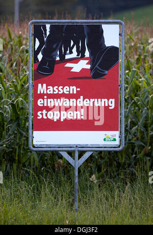 Wahlplakat, "Masseneinwanderung stoppen", Deutsch für "Stopp Masseneinwanderung', Asylpolitik, Schweiz Stockfoto