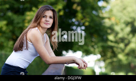 Junge Frau mit langen dunklen Haaren Stockfoto