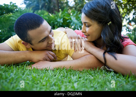 Junges Paar auf dem Rasen liegend Stockfoto