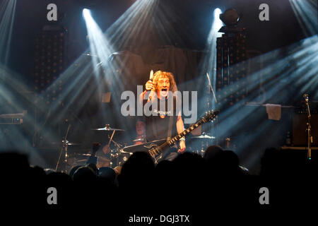 Sänger und Frontman Steve "Lips" Kudlow der kanadischen Heavy-Metal-Band Anvil spielen live auf der Schueuer in Luzern Stockfoto