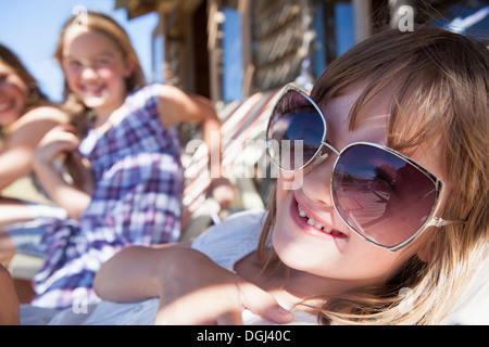 Porträt eines Mädchens mit Sonnenbrille hautnah Stockfoto