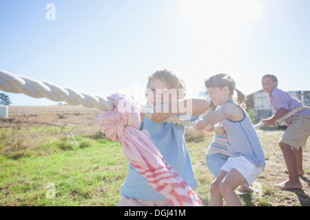 Vier Kinder spielen Tauziehen Stockfoto