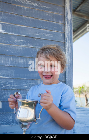 Boy Holding trophy Stockfoto