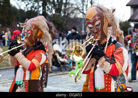 Guggen-Musik-Band verkleidet als indigene Australier, Aborigines, 35. Motteri-Umzugsorganisation-Parade in Malters, Luzern, Schweiz Stockfoto
