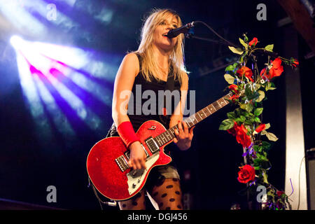 Isabella Eder, Gitarrist der Schweizer Band Delilah, die live im Schueuer Concert Hall, Luzern, Schweiz, Europa Stockfoto