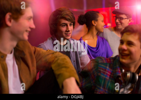 Gruppe von Freunden sitzen auf party Stockfoto