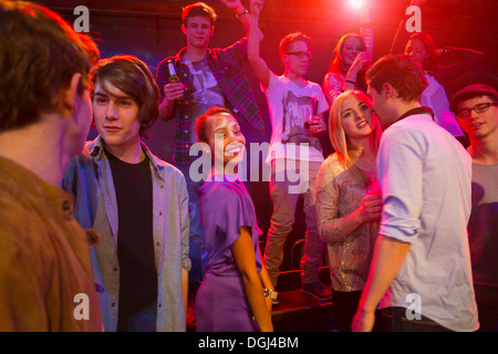 Gruppe von Menschen auf Party, tanzen und lachen Stockfoto