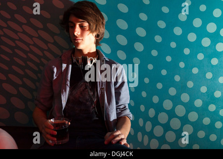 Teenager mit Glas Wasser Stockfoto