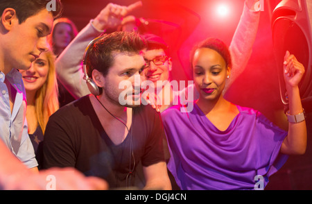 Gruppe von Menschen tanzen auf Party, Mann mit Kopfhörern Stockfoto