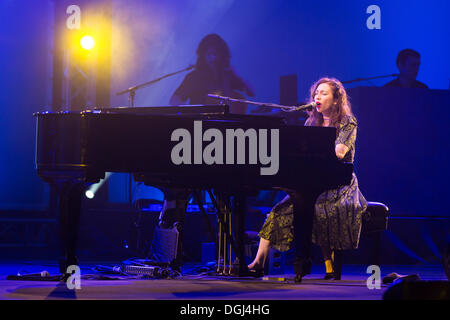 Die russisch-amerikanische Sängerin und Pianistin Regina Spektor live im Konzertsaal des KKL in das Blue Balls Festival in Luzern Stockfoto