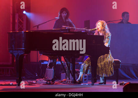 Die russisch-amerikanische Sängerin und Pianistin Regina Spektor live im Konzertsaal des KKL in das Blue Balls Festival in Luzern Stockfoto