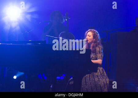 Die russisch-amerikanische Sängerin und Pianistin Regina Spektor live im Konzertsaal des KKL in das Blue Balls Festival in Luzern Stockfoto