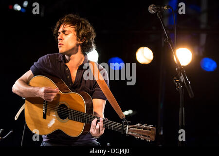 Der britische Singer-Songwriter Jack Savoretti Liveauftritte außerhalb KKL Plaza am Blue Balls Festival, Luzern, Schweiz Stockfoto