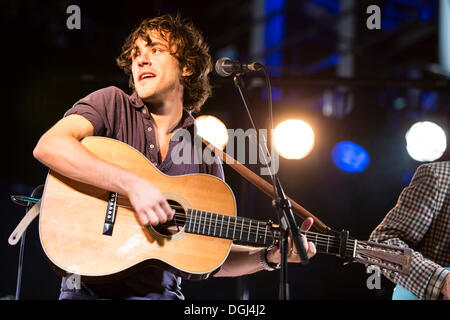 Der britische Singer-Songwriter Jack Savoretti Liveauftritte außerhalb KKL Plaza am Blue Balls Festival, Luzern, Schweiz Stockfoto