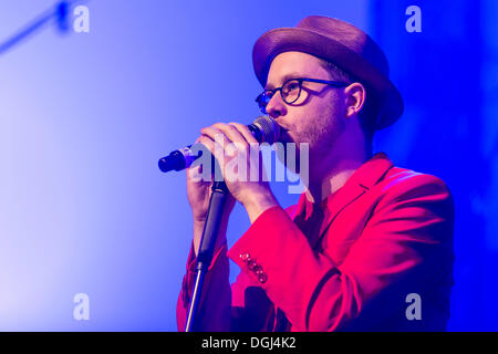 Schweizer Rapper und Performance Poet Kutti MC die live bei der KKL Luzernersaal während das Blue Balls Festival in Luzern Stockfoto