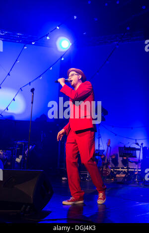 Schweizer Rapper und Performance Poet Kutti MC die live bei der KKL Luzernersaal während das Blue Balls Festival in Luzern Stockfoto