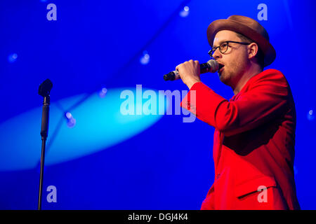 Schweizer Rapper und Performance Poet Kutti MC die live bei der KKL Luzernersaal während das Blue Balls Festival in Luzern Stockfoto