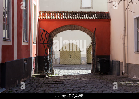 Altstadt von Tallinn, Straße Fragment mit roten Bogen und hölzerne Tor Stockfoto