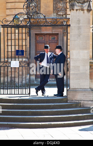 Zwei Oxford Bulldogs in traditionellen Melone Hüte außerhalb das Sheldonian Theatre an der Universität Oxford. Stockfoto