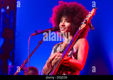 Der amerikanische jazz-Musiker und Grammy-Gewinner Esperanza Spalding Leben in den Luzernersaal KKL Stockfoto