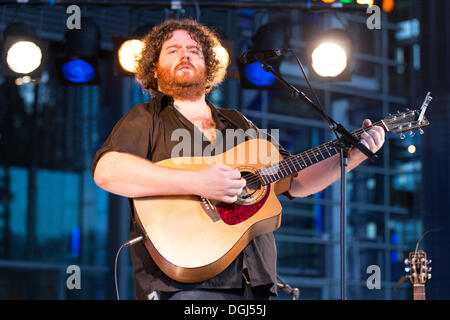 Der irische Sänger und Songwriter David Hope Liveauftritte vor dem KKL Plaza, Blue Balls Festival Luzern, Switzerland Stockfoto