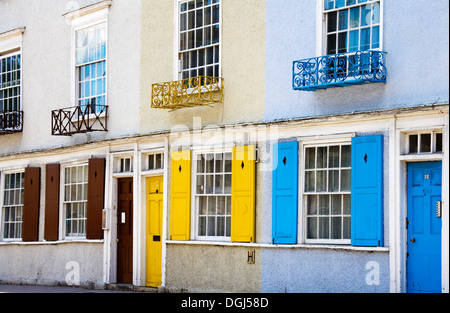 Bunte Häuser entlang der Streb Street in Oxford. Stockfoto