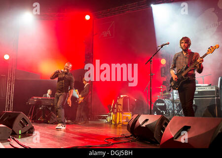 Sänger und Frontmann Kelvin Swaby von der britischen Indie-Rock-Band "The Heavy" die live im Luzerner Saal des KKL Stockfoto