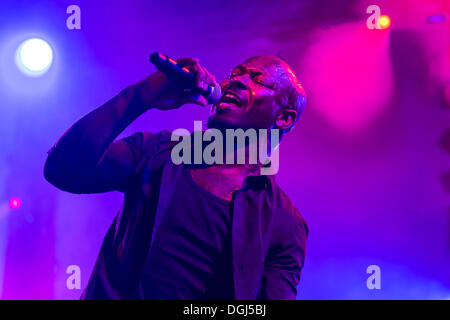 Sänger und Frontmann Kelvin Swaby von der britischen Indie-Rock-Band "The Heavy" die live im Luzerner Saal des KKL Stockfoto