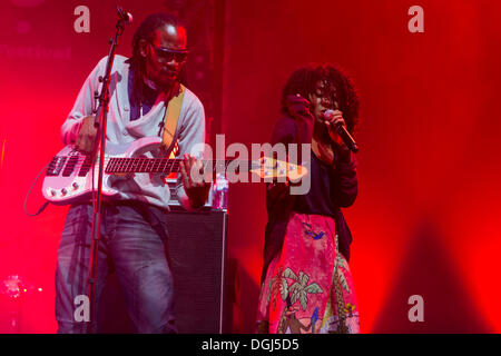 Die britische Dub und Reggae-Sängerin Hollie Cook die live im Luzerner Saal des KKL, Blue Balls Festival Luzern Stockfoto