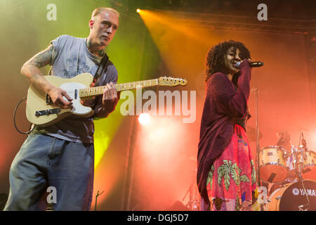 Die britische Dub und Reggae-Sängerin Hollie Cook die live im Luzerner Saal des KKL, Blue Balls Festival Luzern Stockfoto