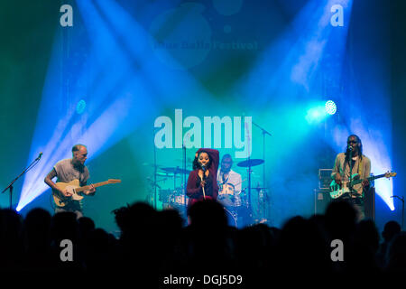 Die britische Dub und Reggae-Sängerin Hollie Cook die live im Luzerner Saal des KKL, Blue Balls Festival Luzern Stockfoto