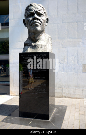 Bronze-Büste von Nelson Mandela außerhalb Royal Festival Hall an Londons South Bank. Stockfoto