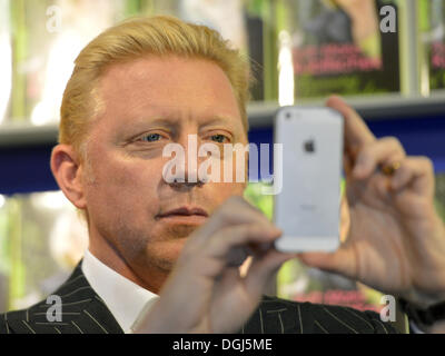 Frankfurt am Main, Deutschland. 10. Oktober 2013. Ehemaliger Tennis ace Boris Becker Filme mit seinem Smartphone vor der Präsentation seiner Biographie "Das Leben ist Kein Spiel" auf der Buchmesse in Frankfurt am Main, 10. Oktober 2013. Die Frankfurter Buchmesse dauert bis zum 13. Oktober 2013, 250 000 erwartet. Foto: ARNE DEDERT/Dpa/Alamy Live-Nachrichten Stockfoto