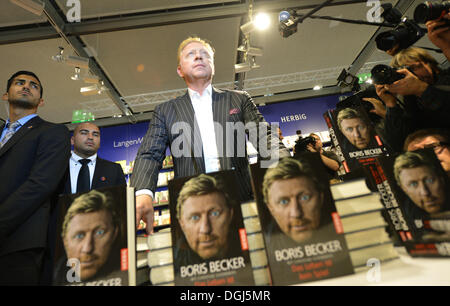 Frankfurt am Main, Deutschland. 10. Oktober 2013. Ehemaliger Tennis-Ass Boris Becker präsentiert seine Biografie auf der Buchmesse in Frankfurt am Main, 10. Oktober 2013. Die Frankfurter Buchmesse dauert bis zum 13. Oktober 2013, 250 000 erwartet. Foto: ARNE DEDERT/Dpa/Alamy Live-Nachrichten Stockfoto