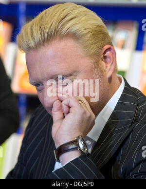 Frankfurt am Main, Deutschland. 10. Oktober 2013. Ehemaliger Tennis-Ass Boris Becker präsentiert seine Biografie auf der Buchmesse in Frankfurt am Main, 10. Oktober 2013. Die Frankfurter Buchmesse dauert bis zum 13. Oktober 2013, 250 000 erwartet. Foto: BORIS ROESSLER/Dpa/Alamy Live News Stockfoto