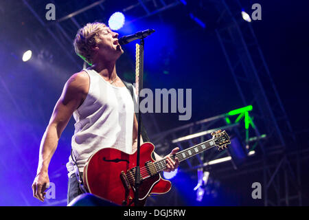 Sänger und Frontmann Samu Haber von der finnischen Pop und Rock band Sunrise Avenue die live beim Heitere Open Air in Zofingen Stockfoto